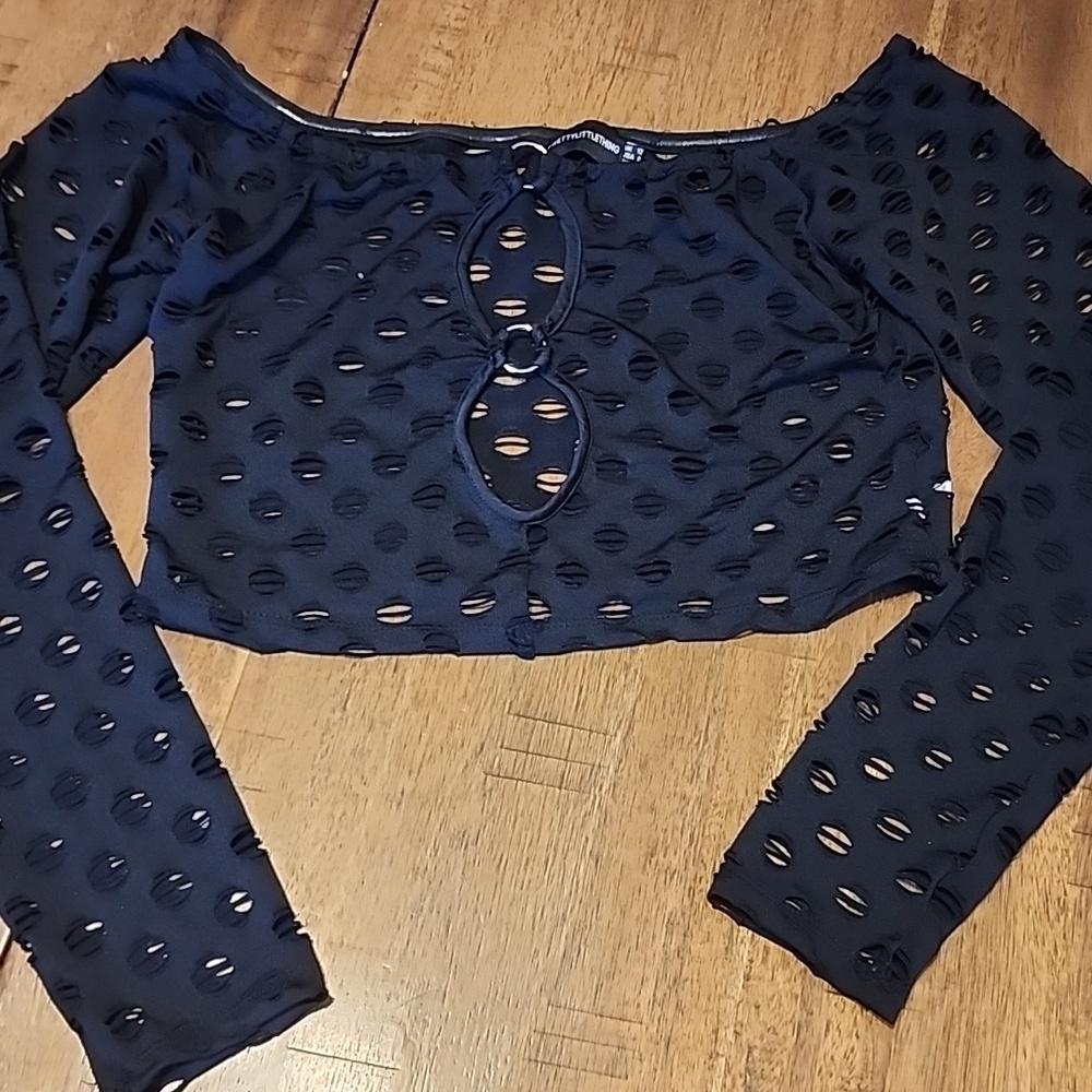 PRETTYLITTLETHING BLACK SZ 8 LONG SLEEVE CROP TOP
